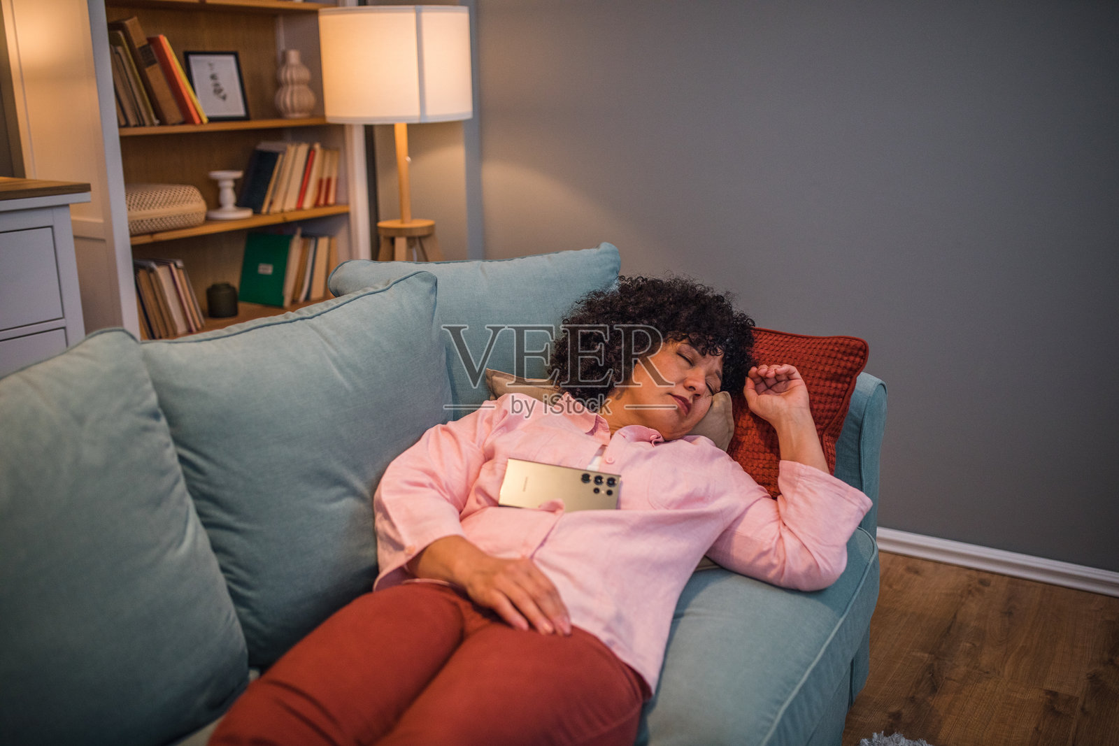 一位疲惫的黑人女性在客厅的沙发上睡觉照片摄影图片