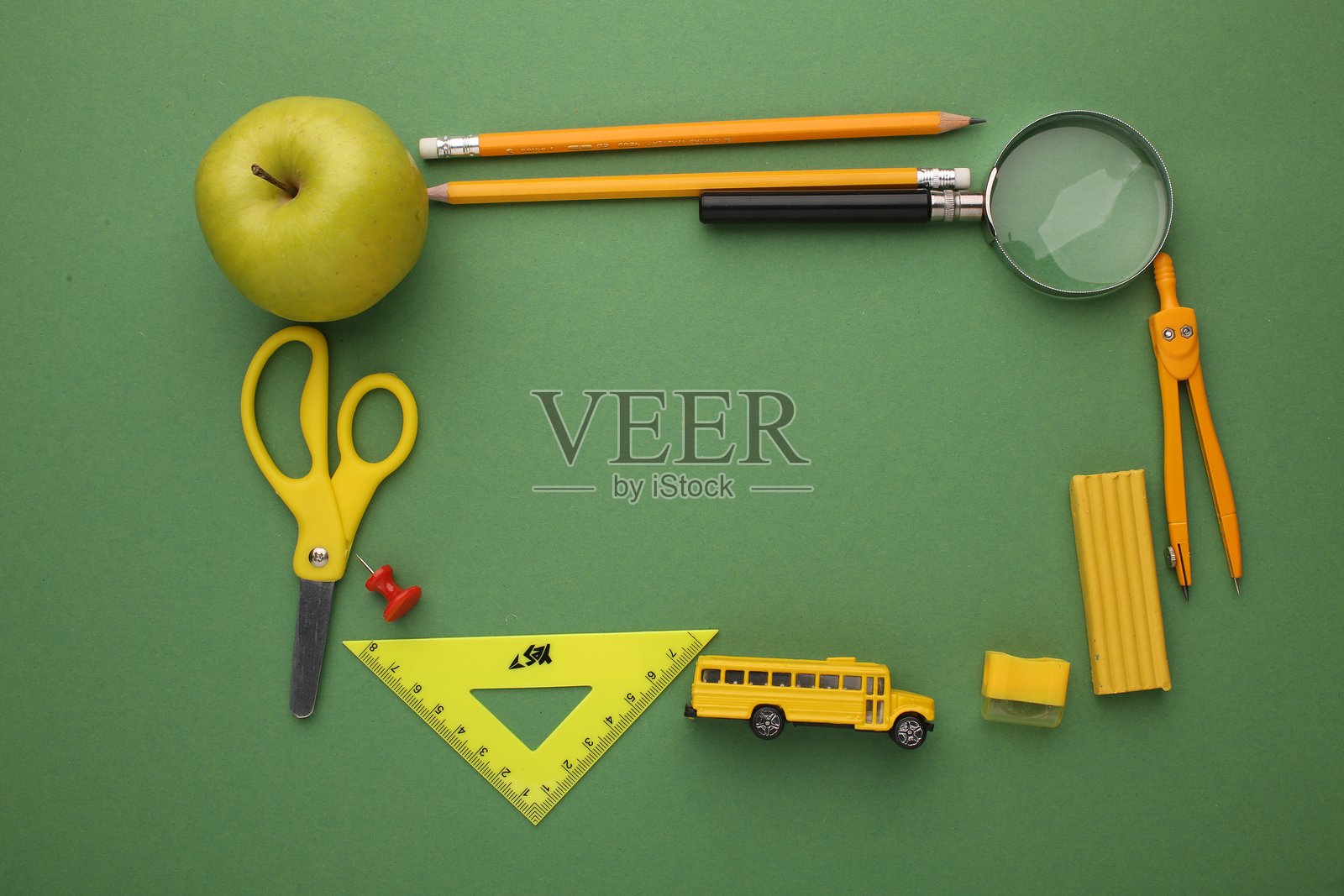 教师节贺卡,配有笔记本、钢笔和美丽的花卉装饰照片摄影图片