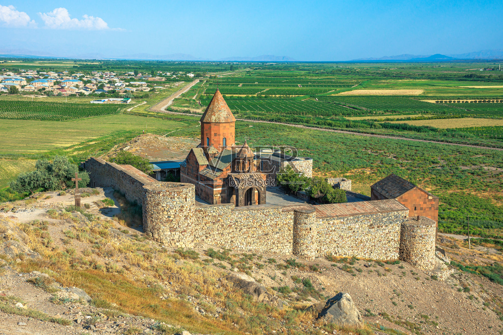 科尔维拉普修道院俯瞰亚拉腊平原,位于亚美尼亚照片摄影图片