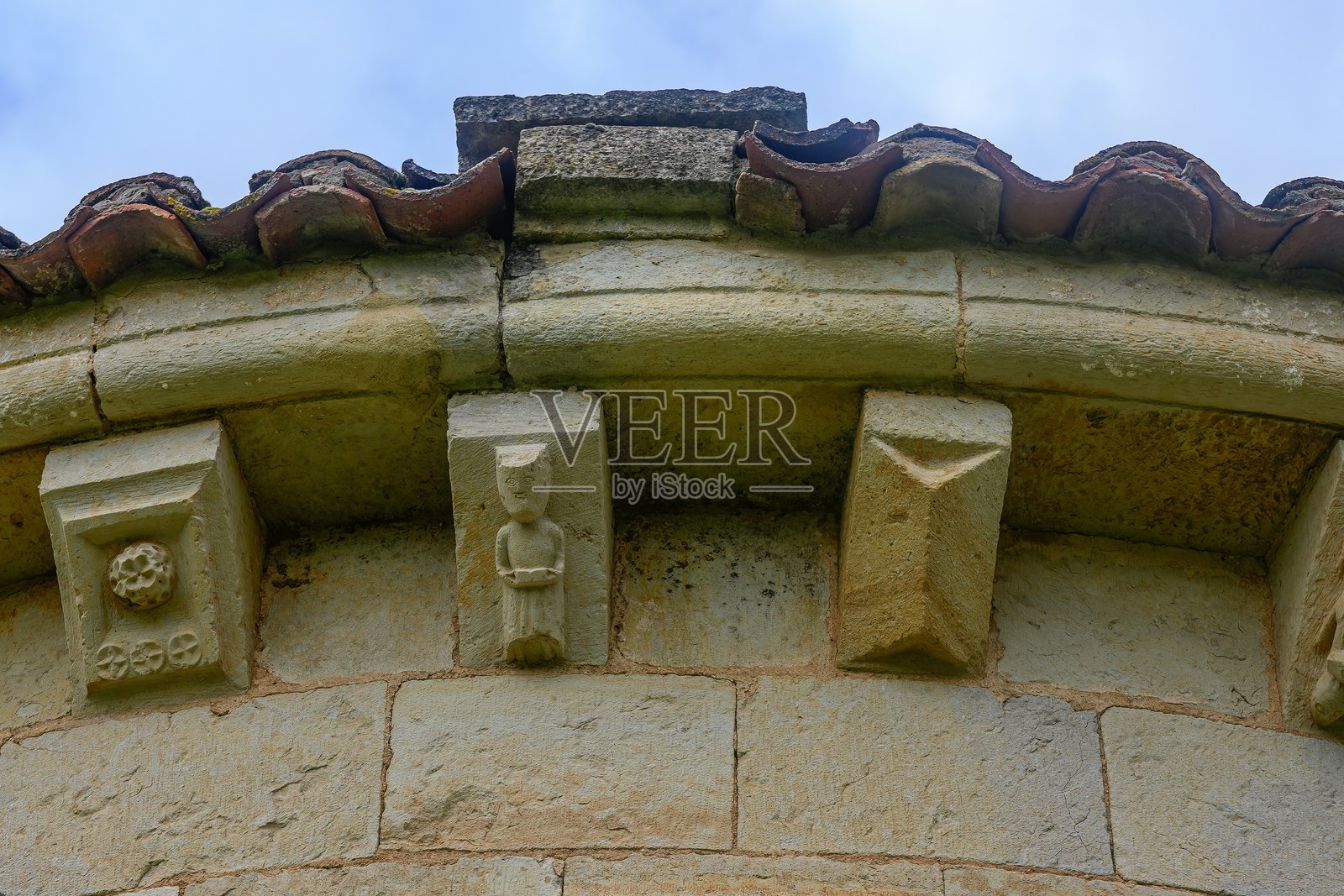 在卡斯特雷洪的罗曼式教堂瓦屋顶下的石质托梁照片摄影图片