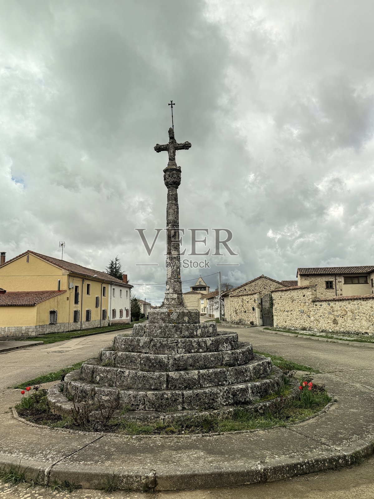 特兰斯佩纳德拉佩纳村广场上的石十字纪念碑照片摄影图片