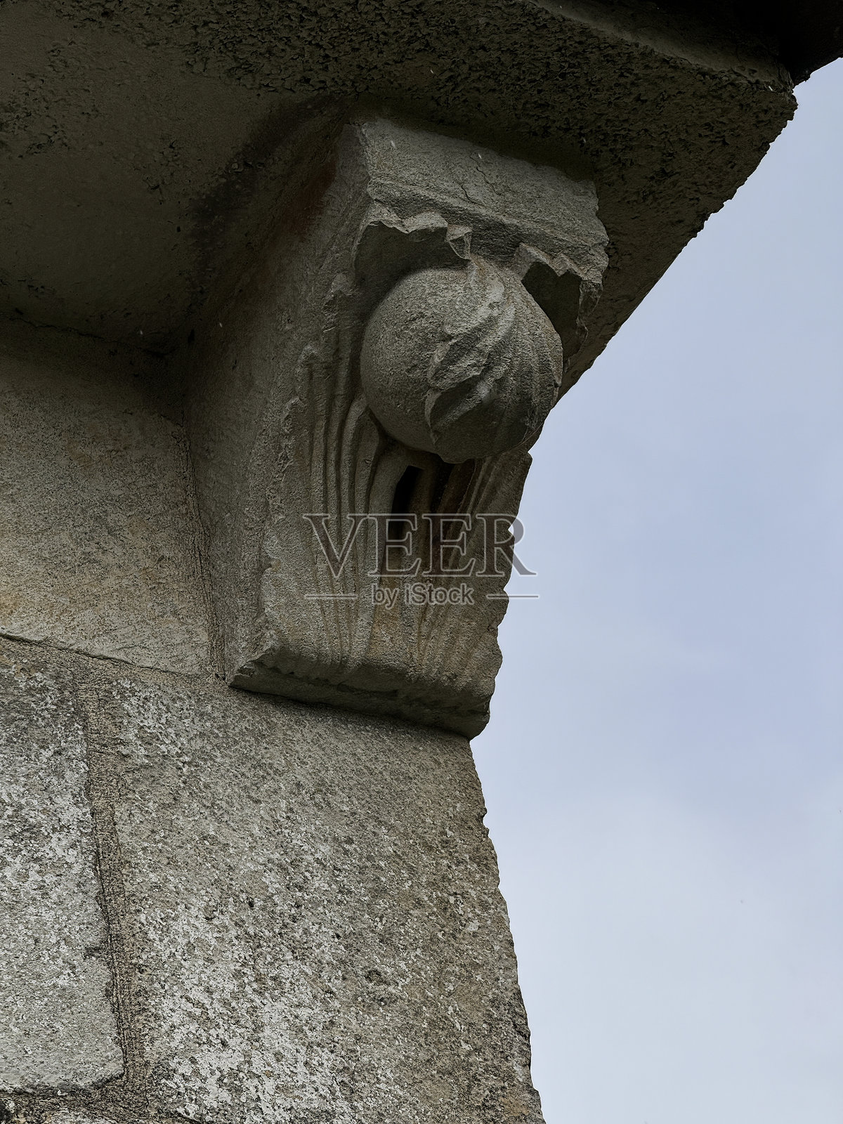 罗马式墓地大门上的石质托梁细节,位于帕伦西亚的维加德布尔照片摄影图片