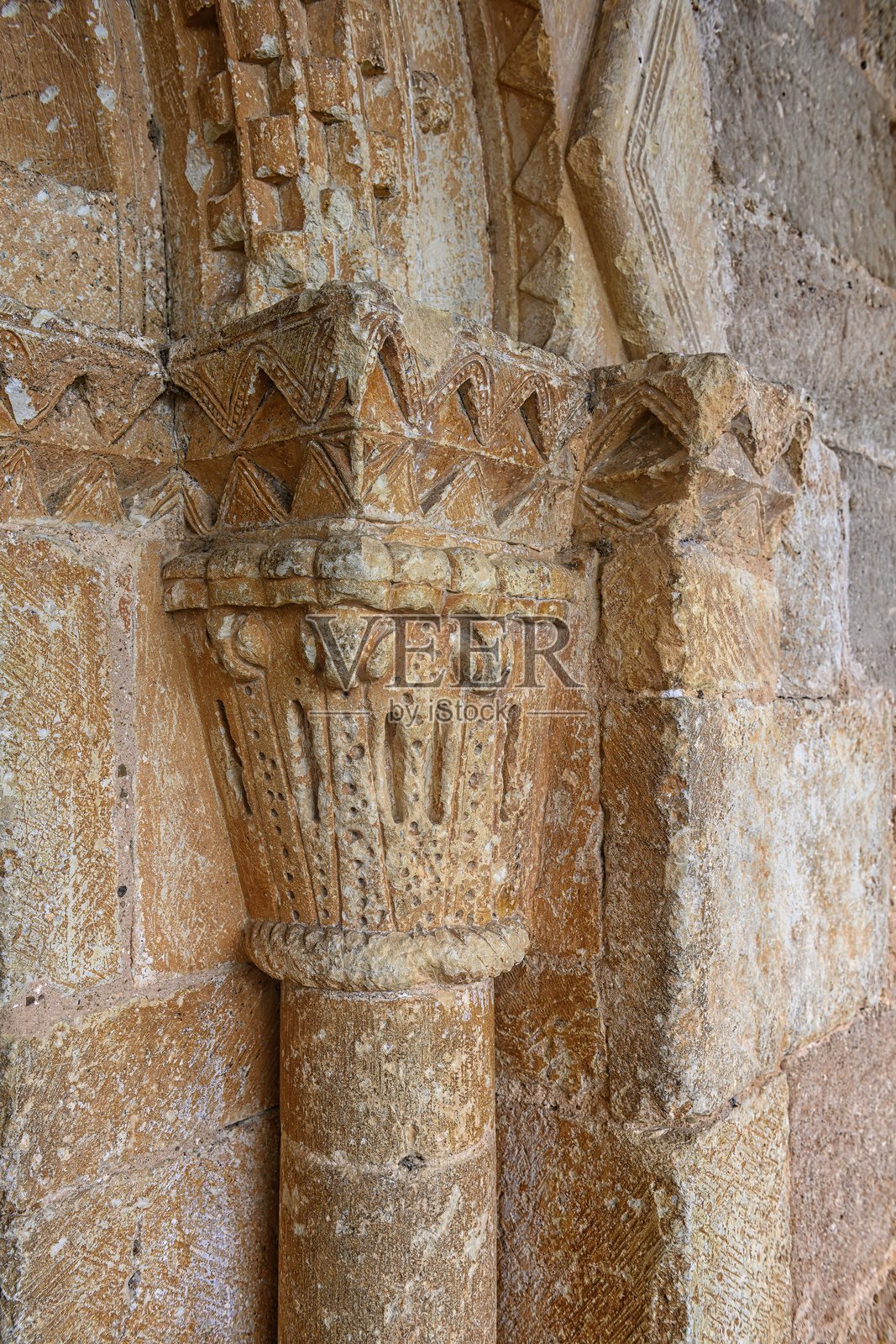 维加德布尔的圣文森特殉道者教堂的罗曼式雕刻柱头照片摄影图片