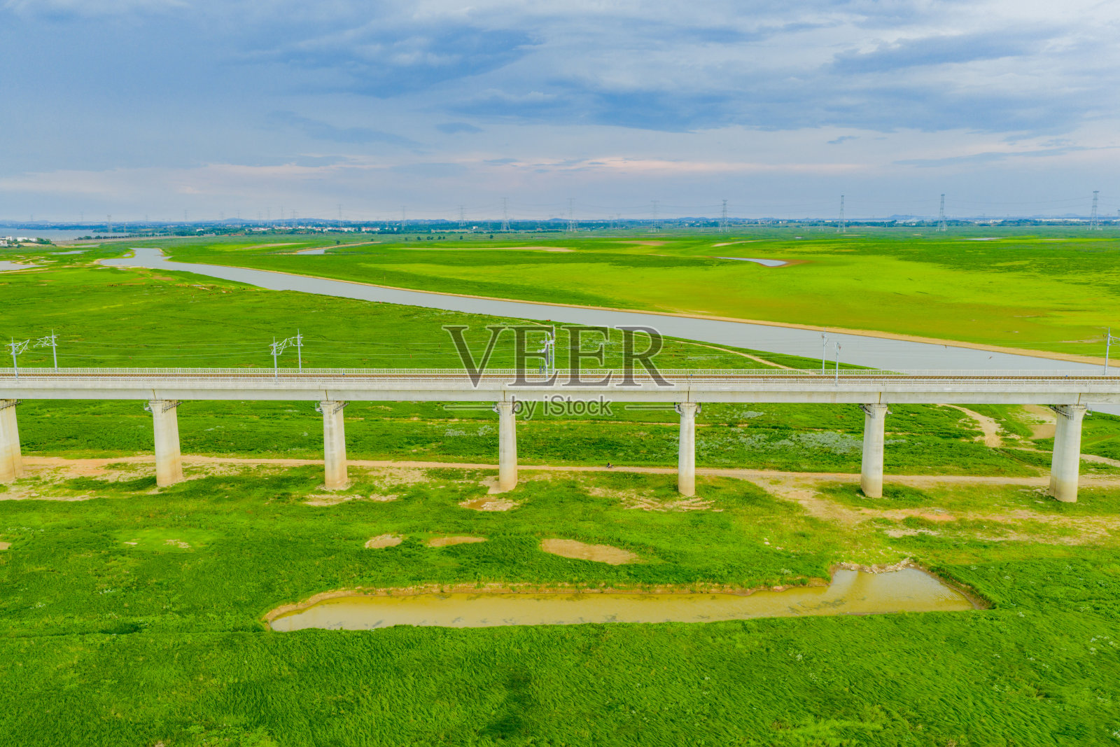 绿草如茵的铁路运输桥的风景照片摄影图片