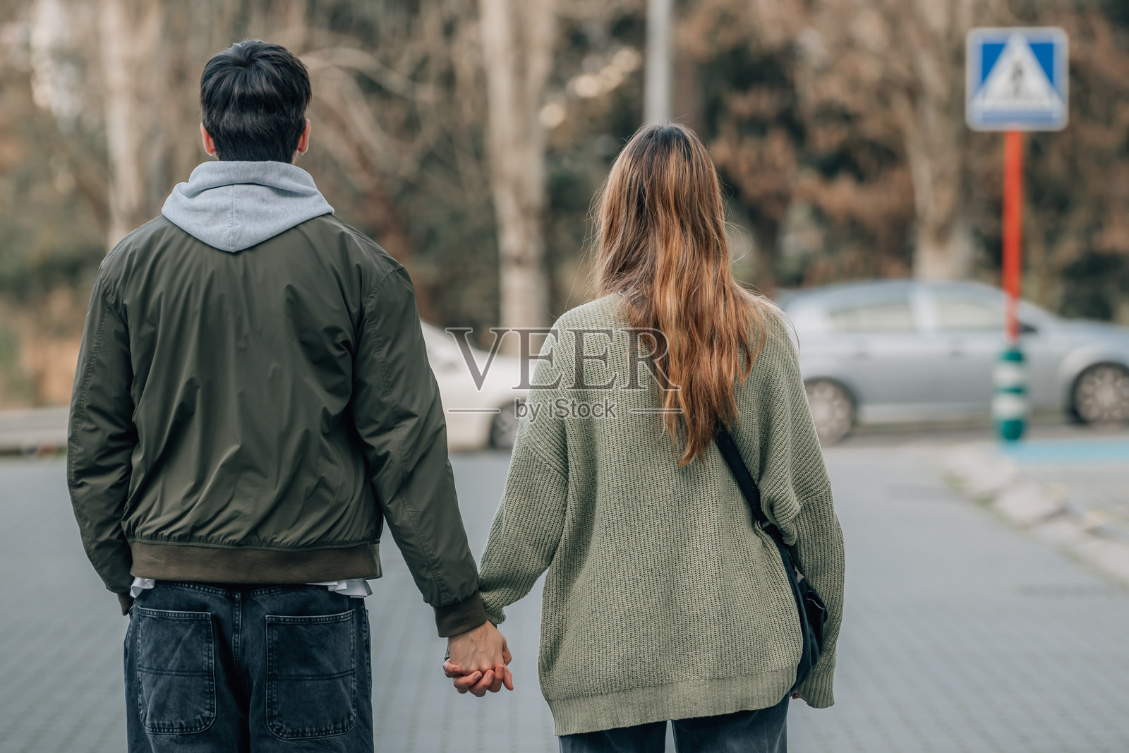 城市年轻浪漫情侣在街上拥抱照片摄影图片