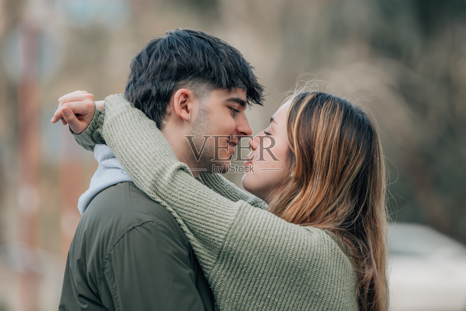 城市年轻浪漫情侣在街上拥抱照片摄影图片