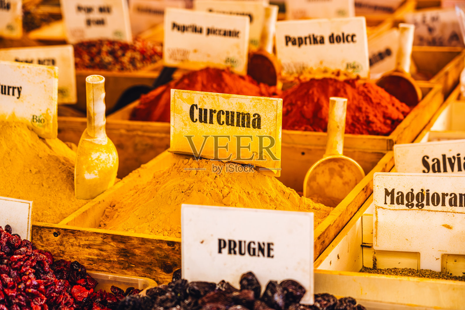 奥尔蒂贾市场五彩缤纷的香料和食材展示照片摄影图片