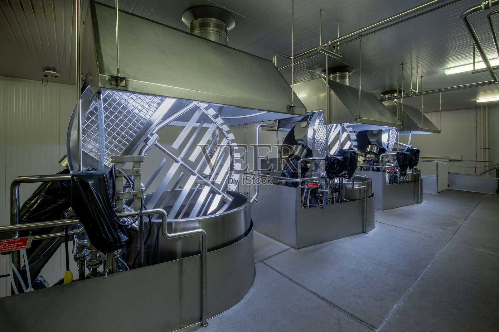 一排工业厨房搅拌机照片摄影图片