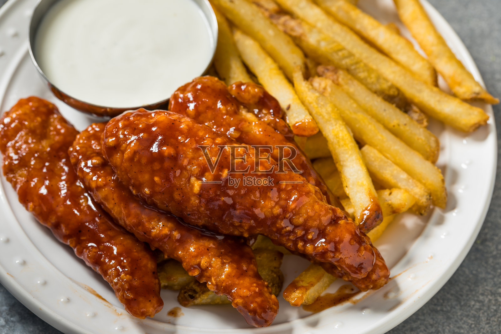 自制烧烤鸡肉条和薯条照片摄影图片