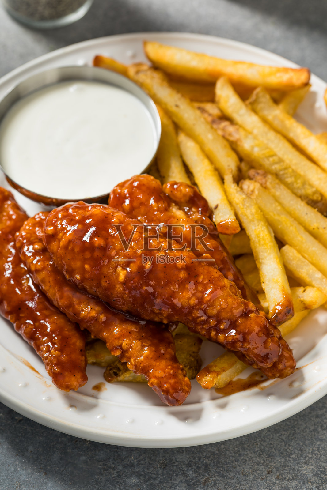 自制烧烤鸡肉条和薯条照片摄影图片