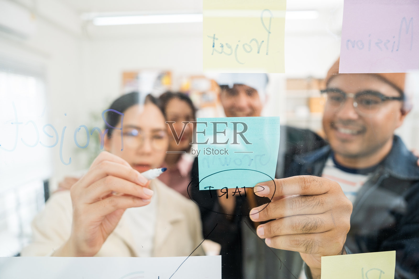 亚洲商业初创公司自由职业者团队正在分析财务统计数据。商务人士男女团队在办公室会议讨论各种企业概念。照片摄影图片