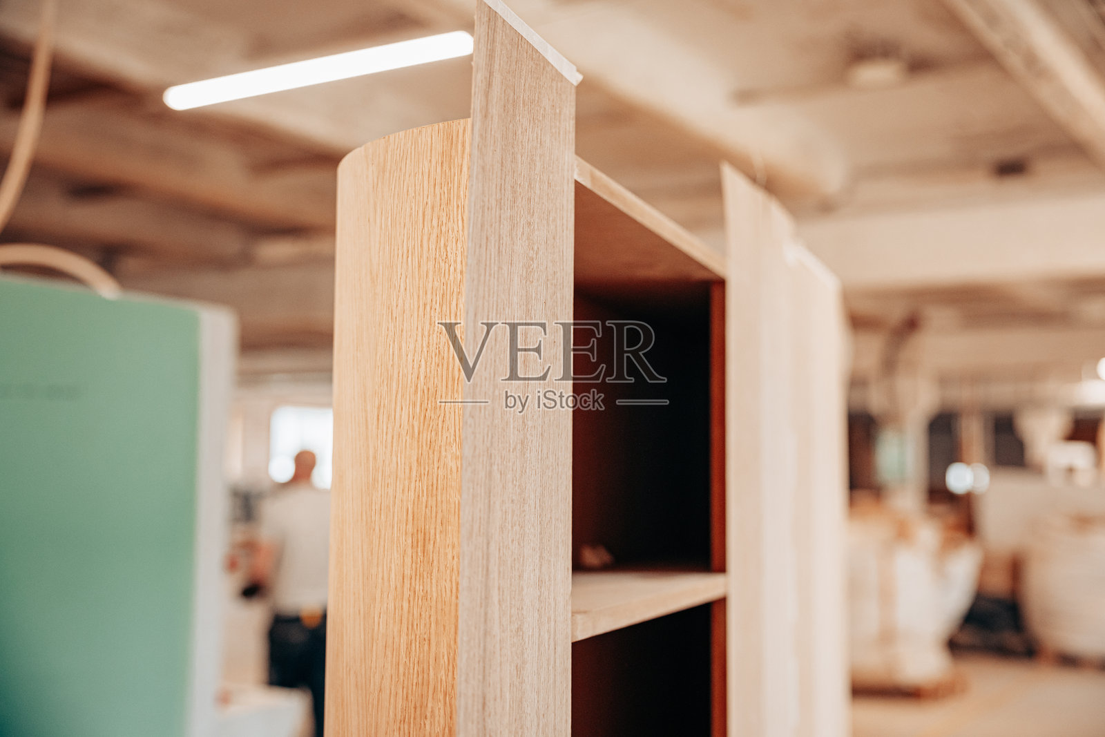 现代木工车间中的弯曲橡木面板照片摄影图片