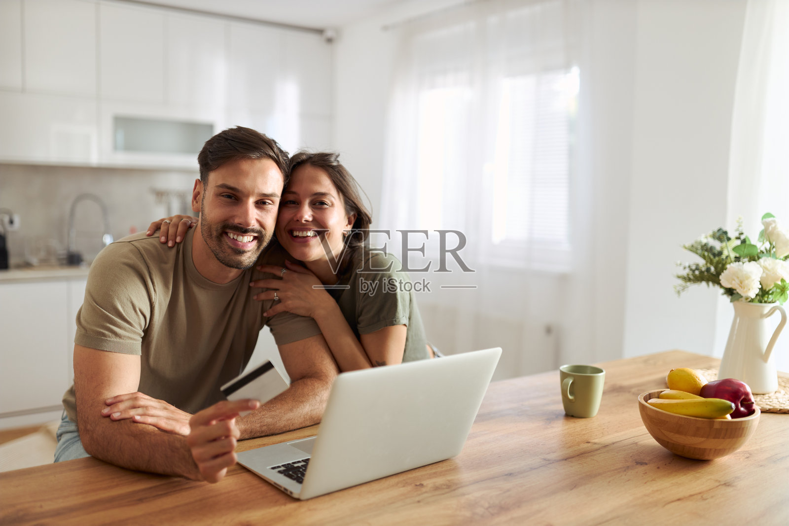 情侣享受在线购物。照片摄影图片