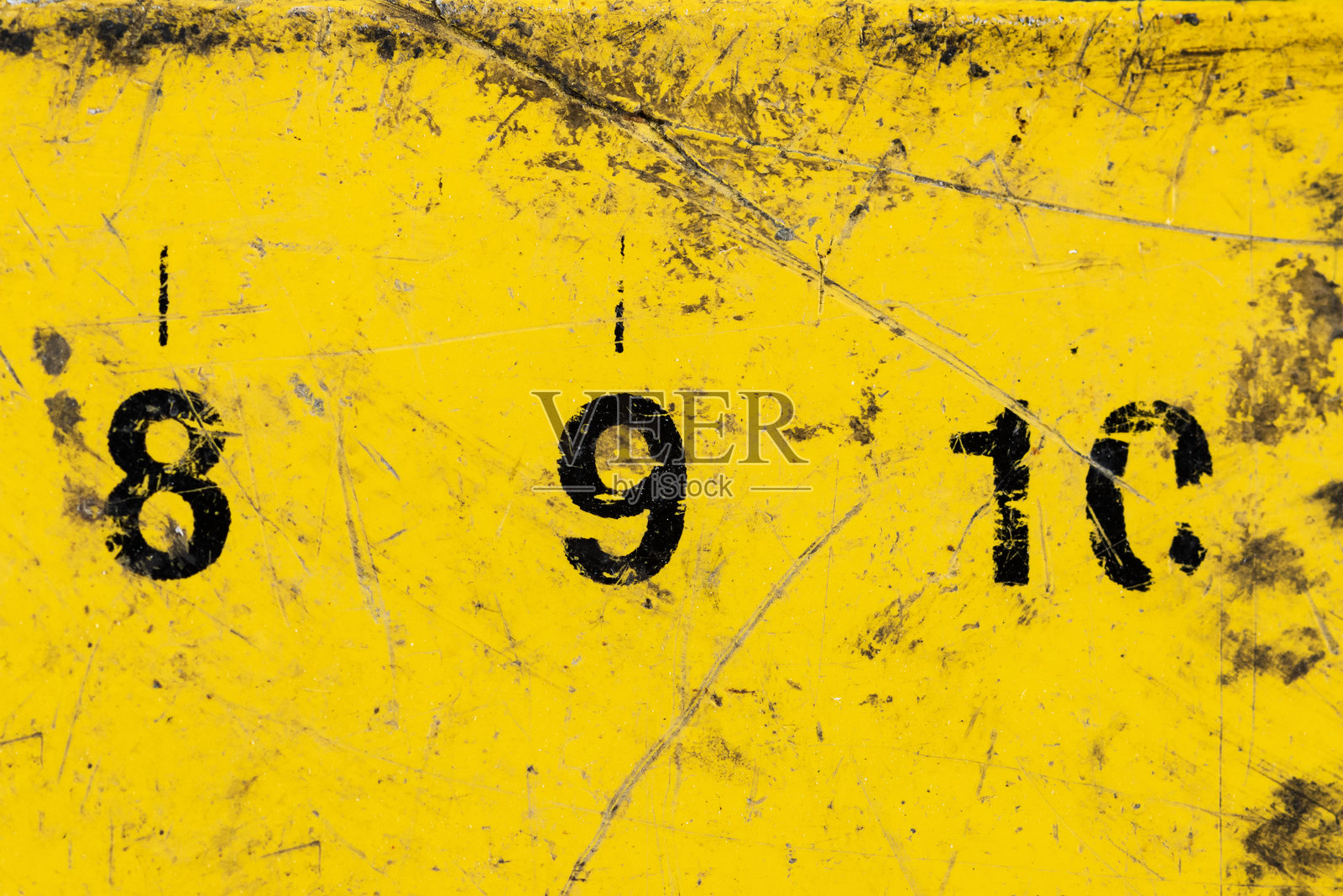 背景是黄色的,有划痕和污垢。照片摄影图片