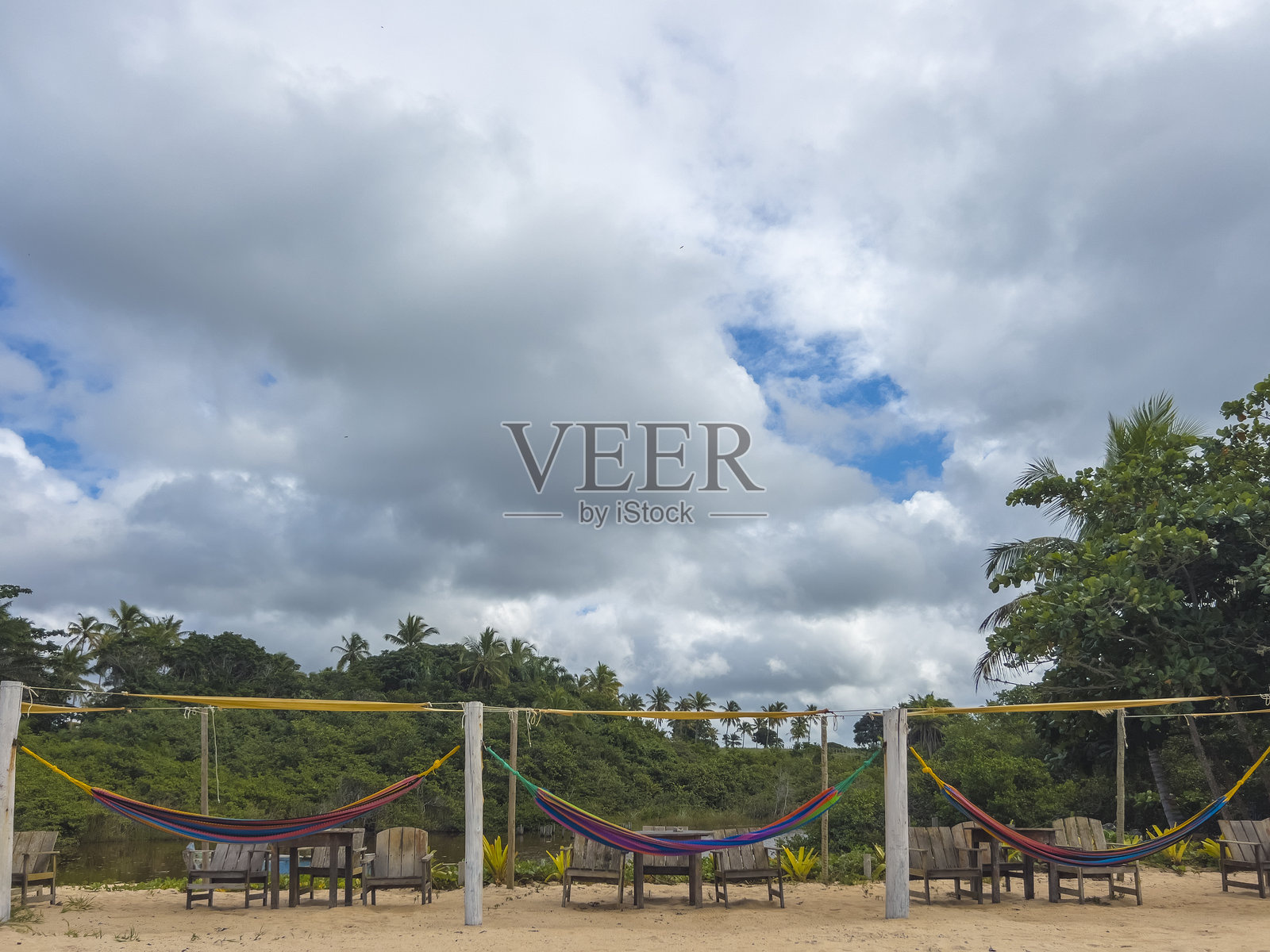 巴拉多卡伊海滩上的五彩斑斓的吊床照片摄影图片