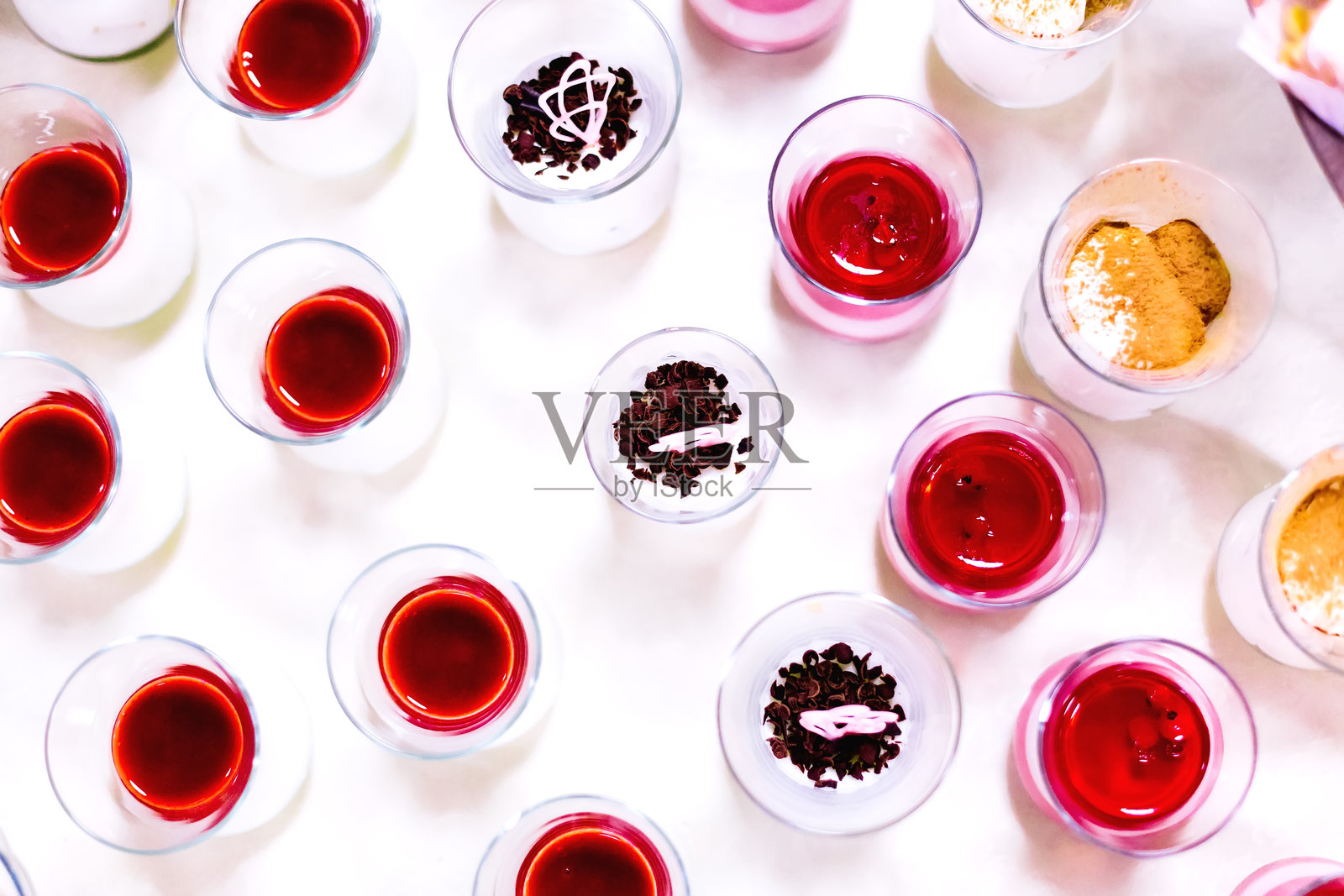 婚礼上美味甜点的透明玻璃杯俯视图照片摄影图片