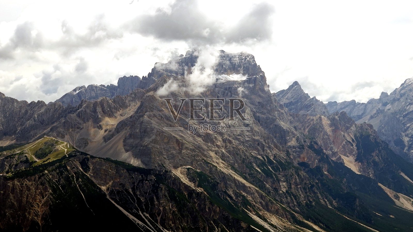 美丽的云雾中法洛里亚山顶景观,位于多洛米蒂山脉的科尔蒂纳丹佩佐市。照片摄影图片