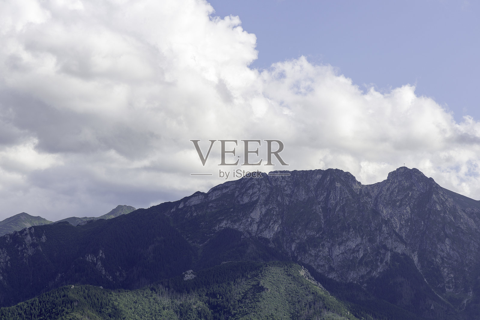 云雾中的吉旺特峰照片摄影图片