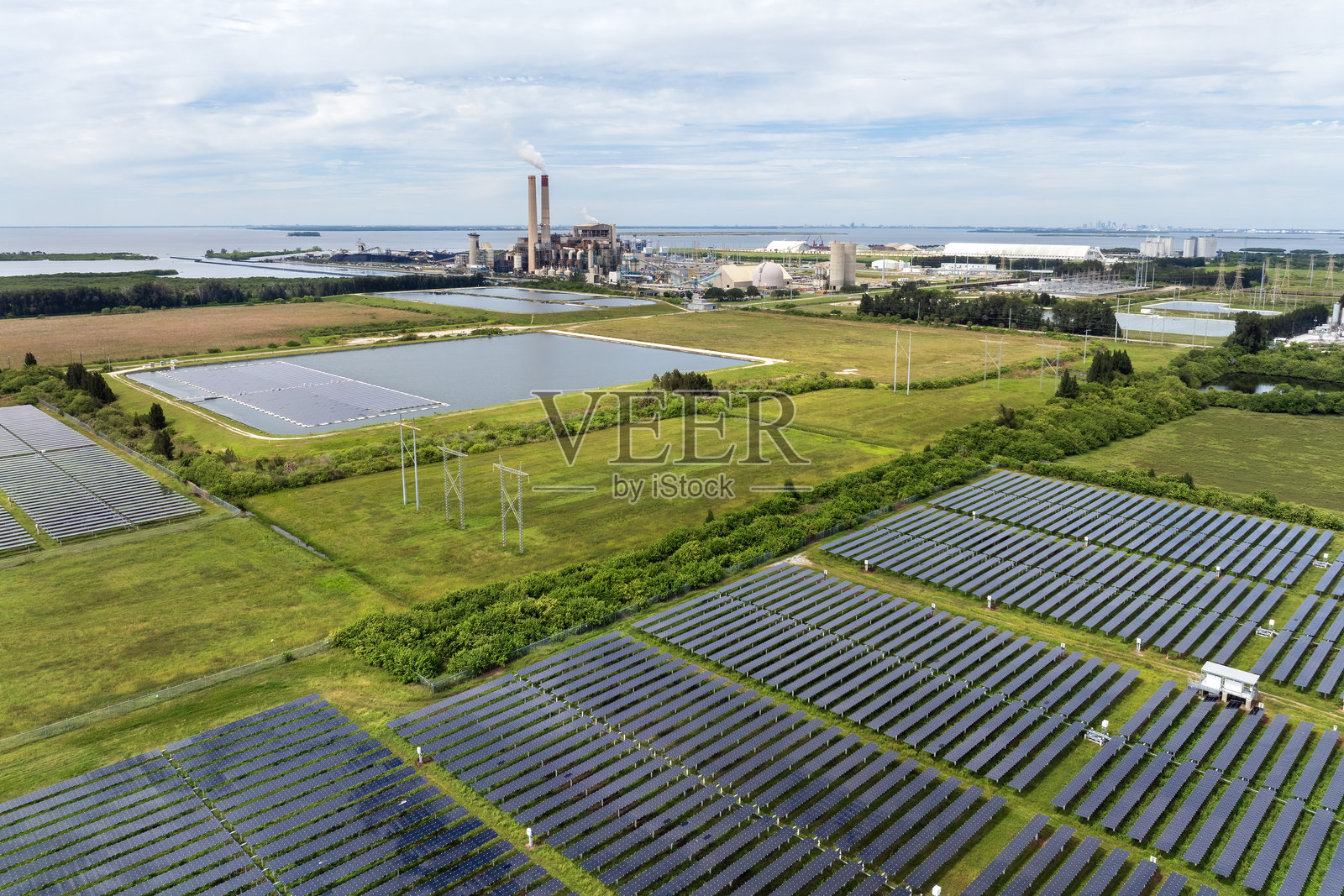 佛罗里达州坦帕附近的阿波罗海滩大弯发电站的太阳能光伏面板,正在从化石燃料过渡到可持续燃料以生产电能。照片摄影图片