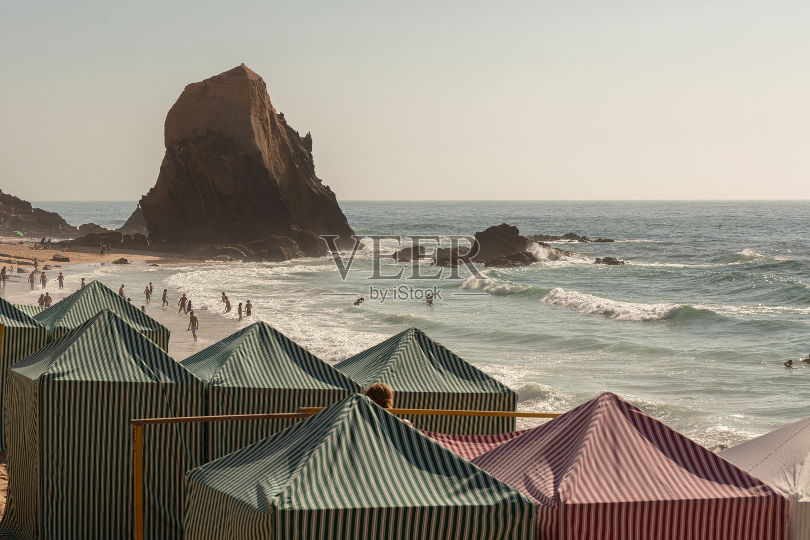 圣克鲁斯的五彩斑斓的海滩帐篷和伞照片摄影图片