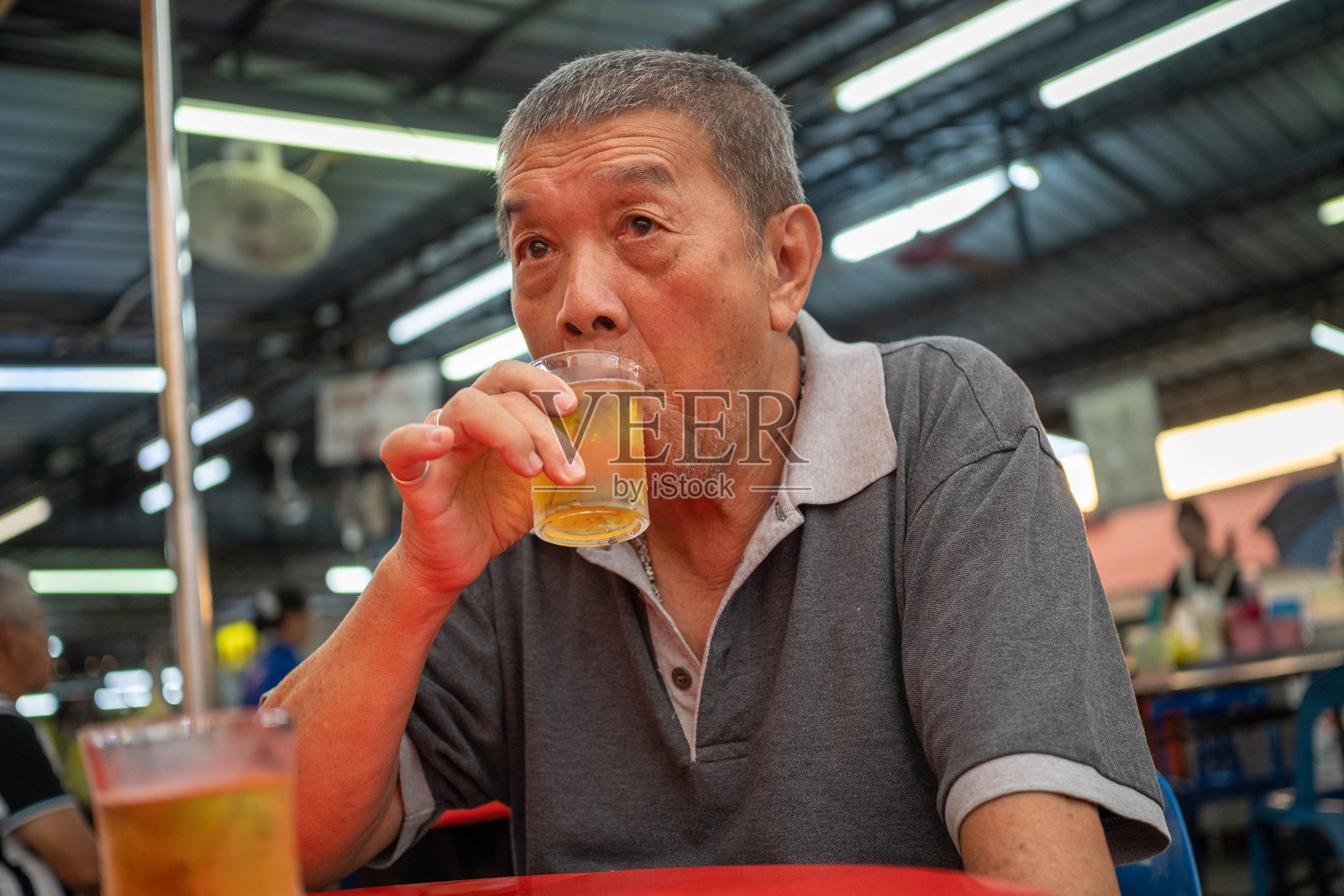 精致的味蕾:品味手工酿造的风味照片摄影图片