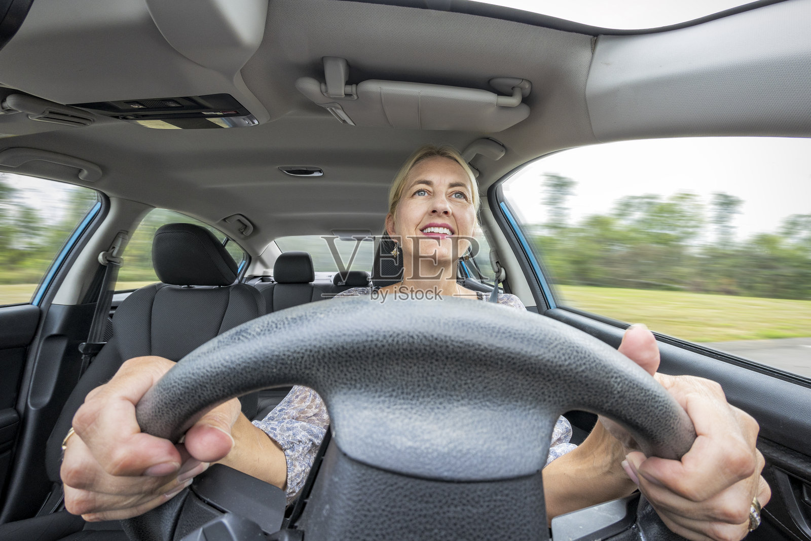 中年白人女性独自享受驾车的乐趣照片摄影图片