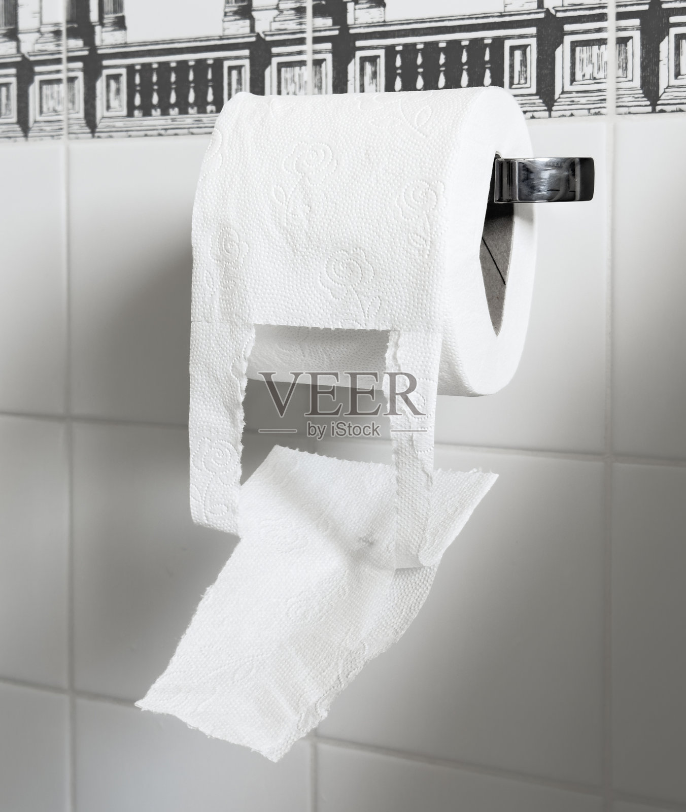 浴室中撕裂纹理的卫生纸卷照片摄影图片