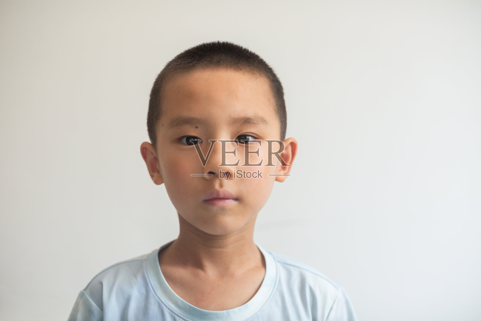 男孩的肖像。照片摄影图片