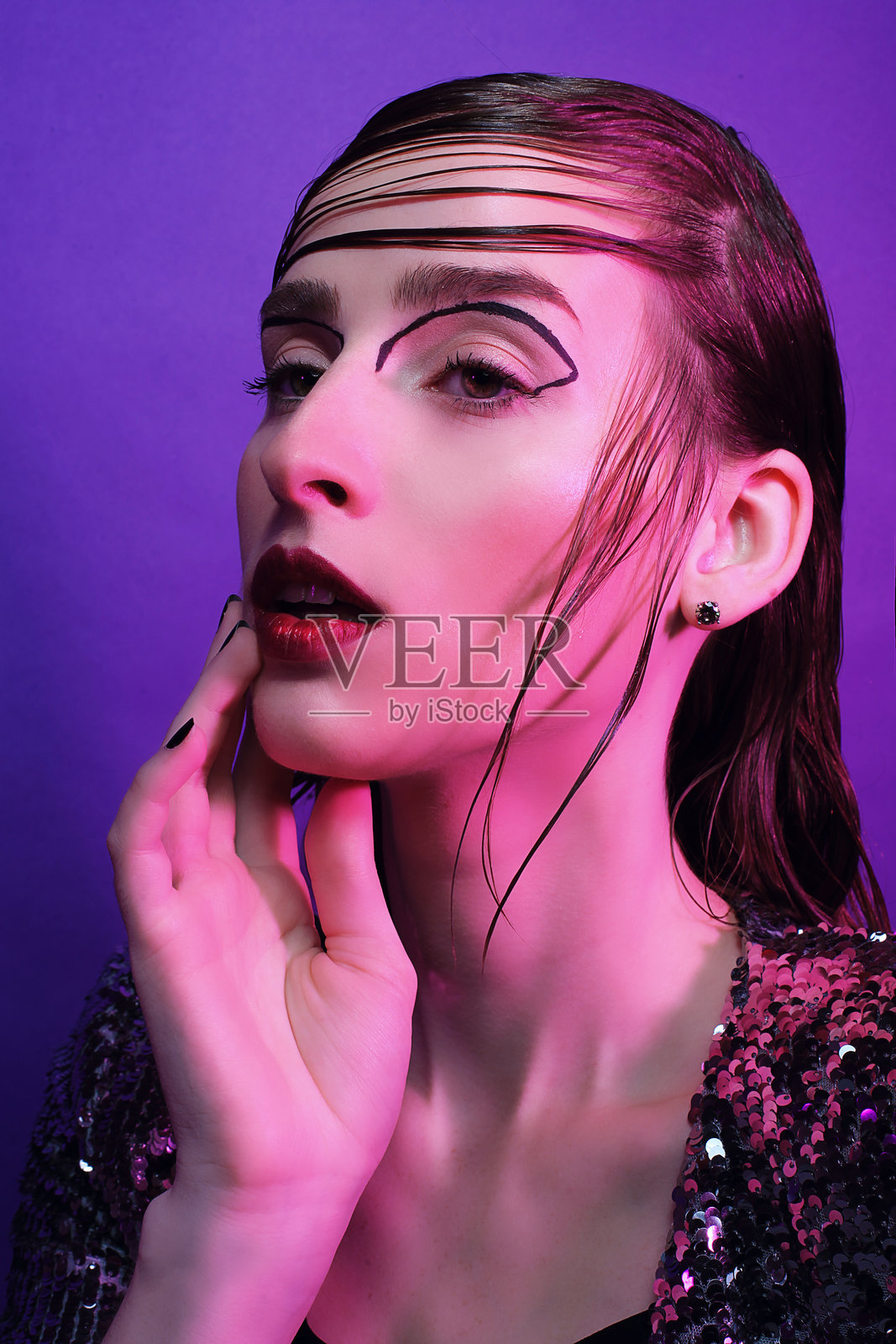 时尚模特在紫色背景前摆姿势照片摄影图片