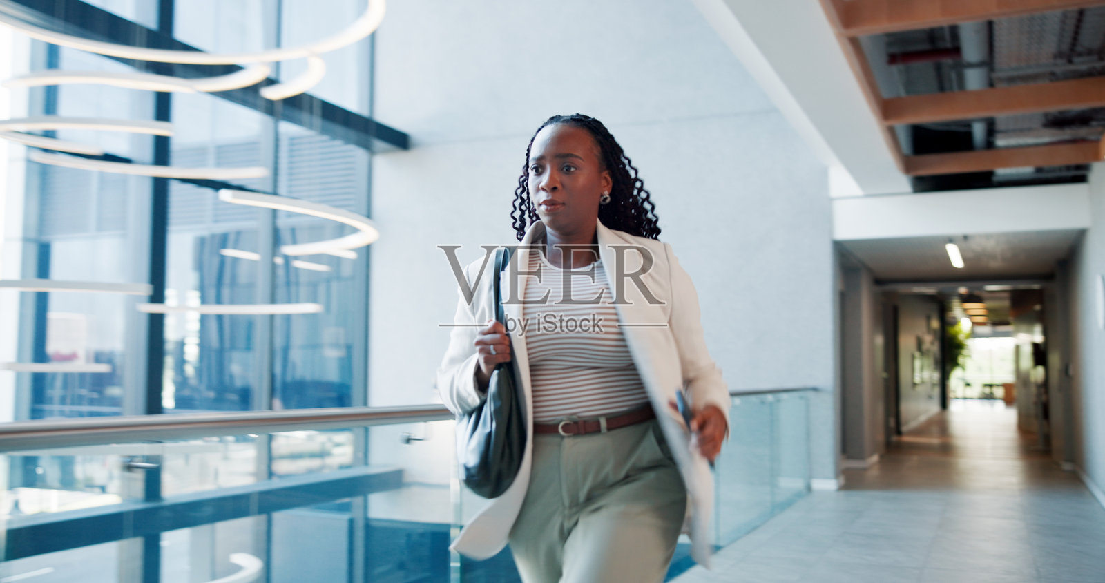 员工,女性,因迟到会议而奔跑,急于赶往紧急约会,感到压力和忙碌。匆忙的早晨,一位黑人因延误而感到焦虑,因错误或担忧而快速而慌张。照片摄影图片