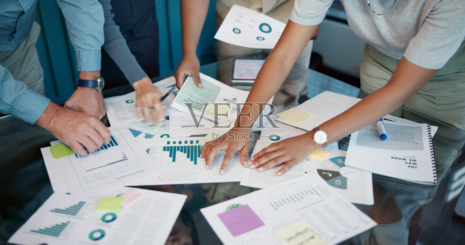商业人士的文件、图表或手,涉及战略、团队合作和投资。报告、合作或财务分析师在会议中进行经济分析、数据文档和图表审查。照片摄影图片
