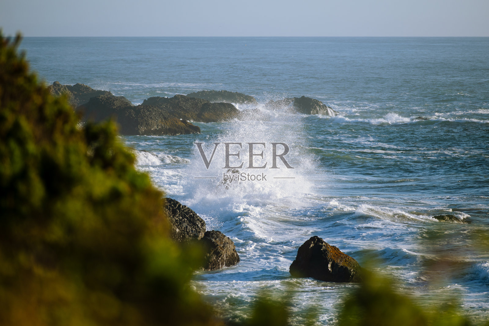 海浪拍打海岸岩石照片摄影图片