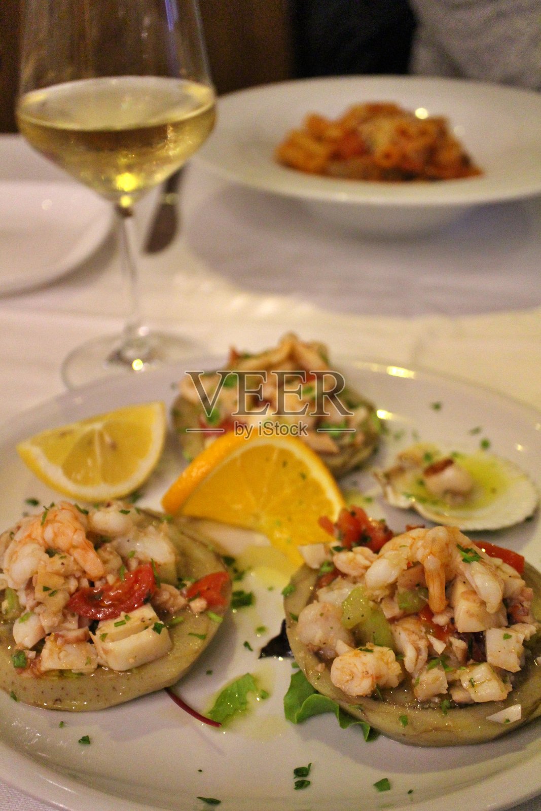 意大利美食:威尼斯的海鲜沙拉配朝鲜蓟照片摄影图片