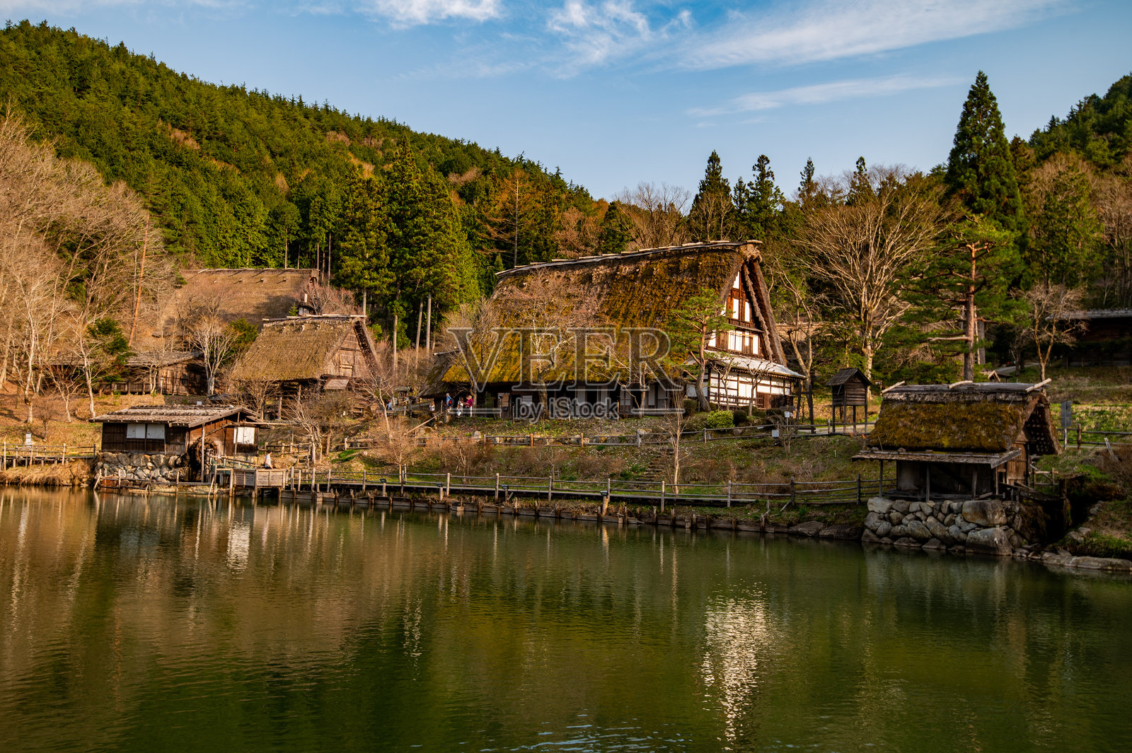 飞驒民俗村,传统生存技艺仍在日本高山向游客展示。照片摄影图片