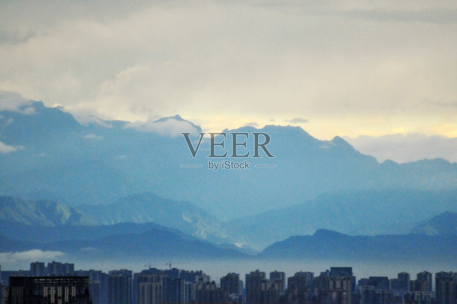 日落时分的山脉与云彩风景照片摄影图片