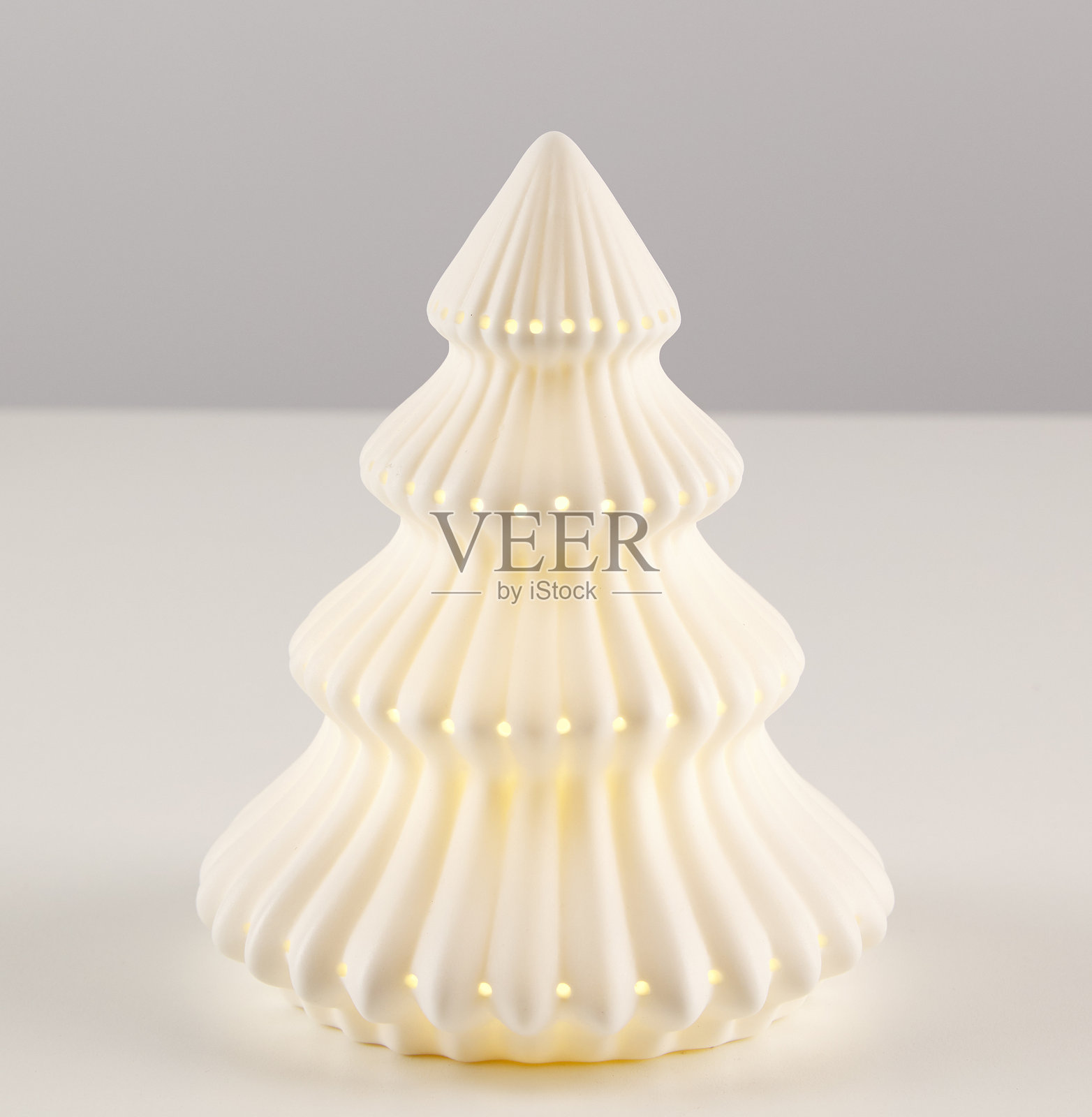 圣诞树灯装饰您的家居卧室,背景为自然风景,带有抠图路径照片摄影图片