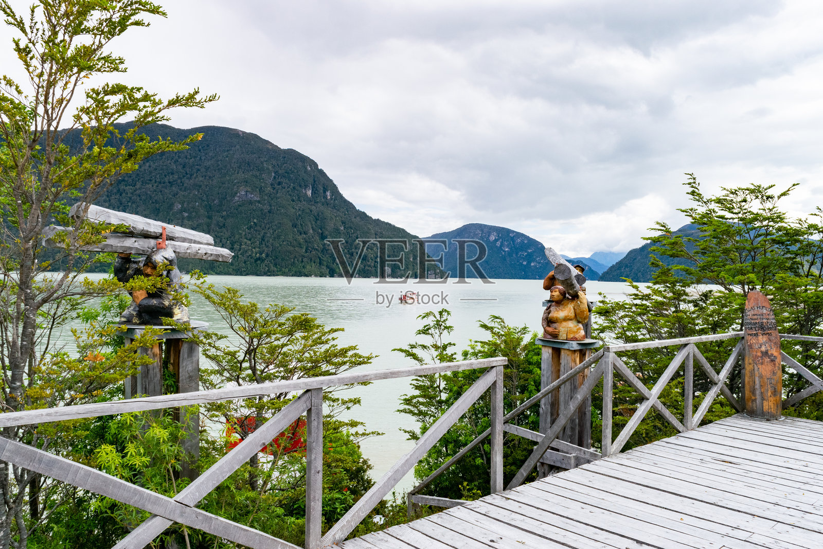 位于智利巴塔哥尼亚地区的塔瓜塔瓜湖畔的木雕作品照片摄影图片