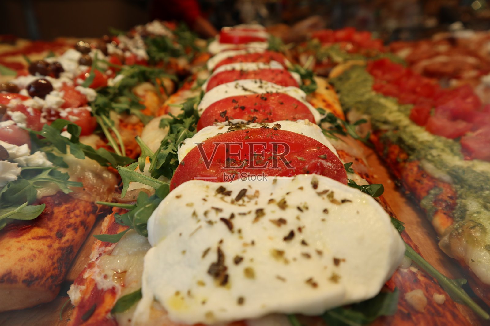 在意大利威尼斯展示的各种意大利比萨饼照片摄影图片