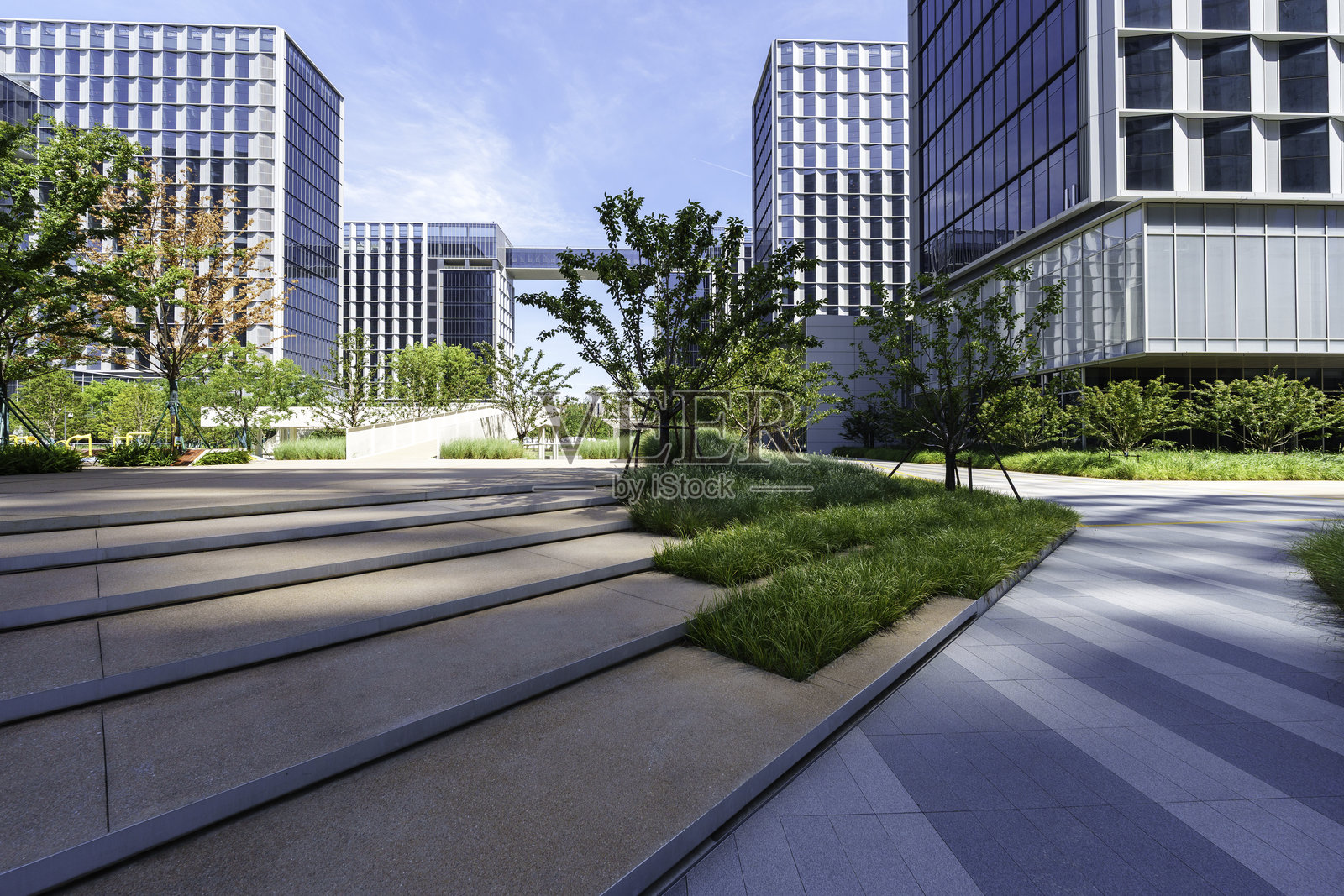 城市中空荡荡的街道和建筑照片摄影图片