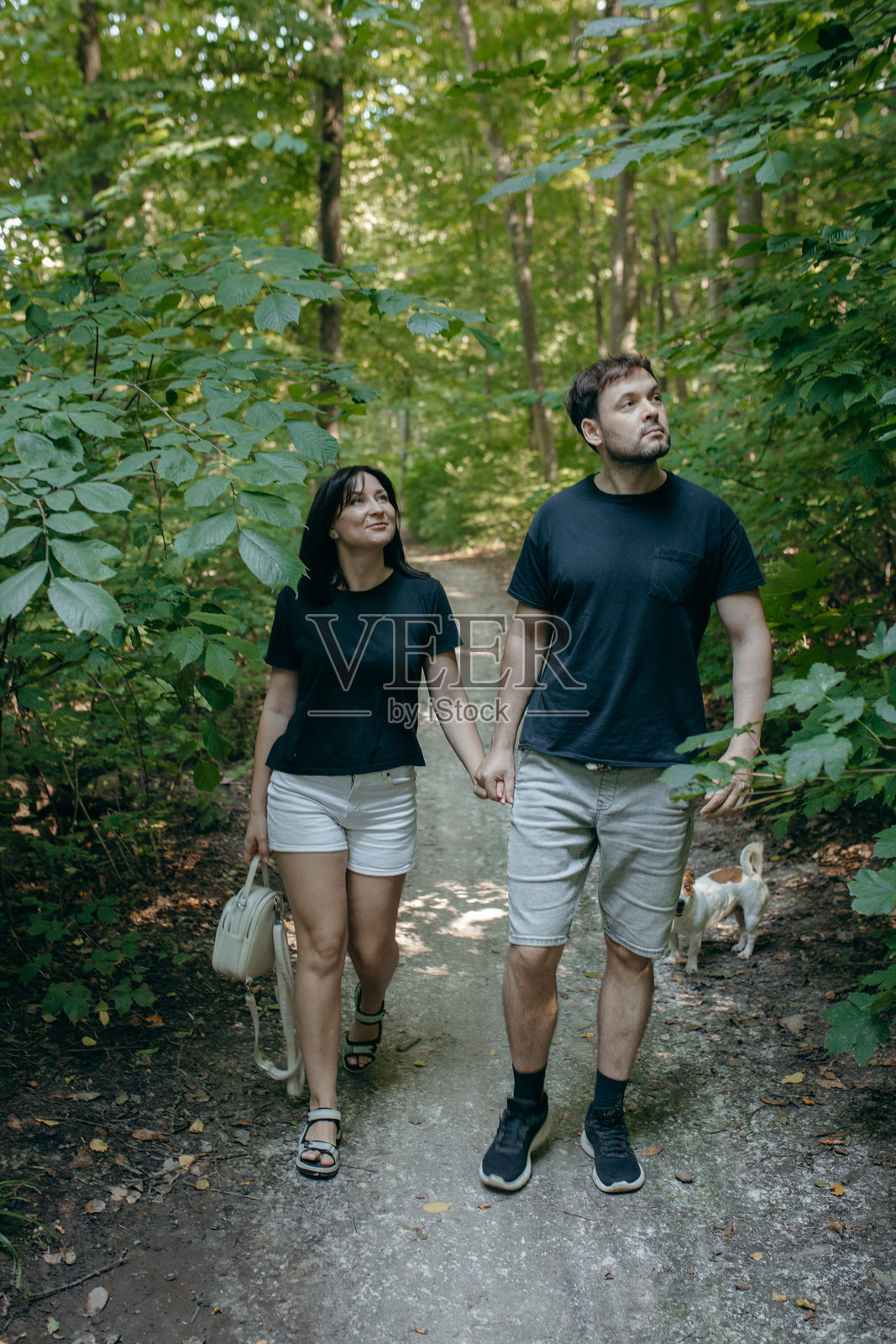 成年夫妇在夏天的湖边自然中放松照片摄影图片