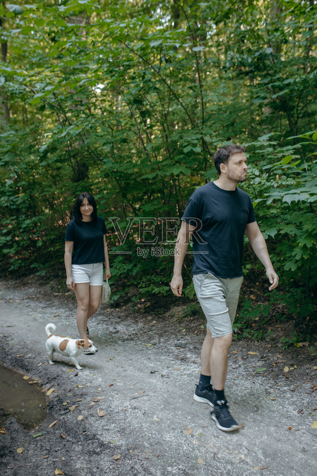 成年夫妇在夏天的湖边自然中放松照片摄影图片