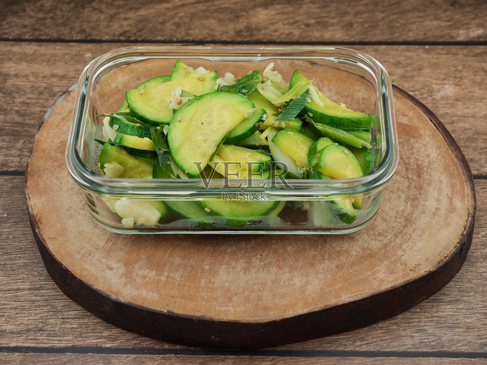 韩式炒西葫芦,烹饪中照片摄影图片