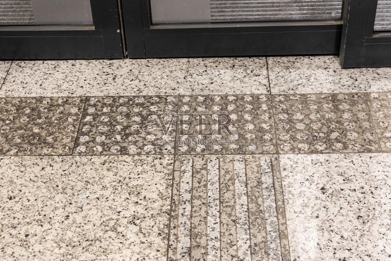 各种室内地砖,带有触觉设计,帮助视障人士找到方向。照片摄影图片