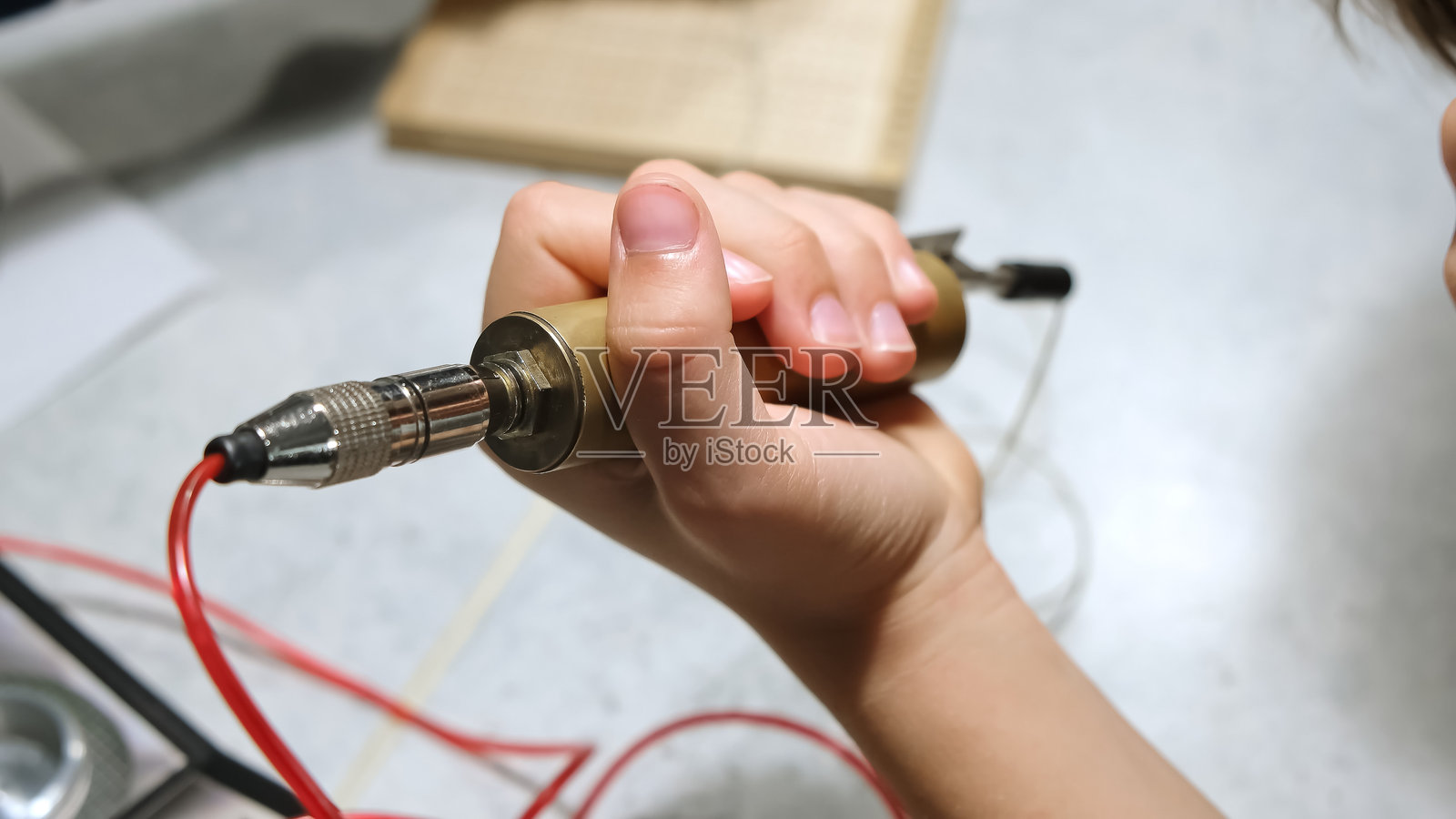 手持电极。患者握住生物能量测试设备的黄铜手柄。使用Foll仪器方法进行诊断。选择顺势疗法药物。电针诊断与治疗。照片摄影图片