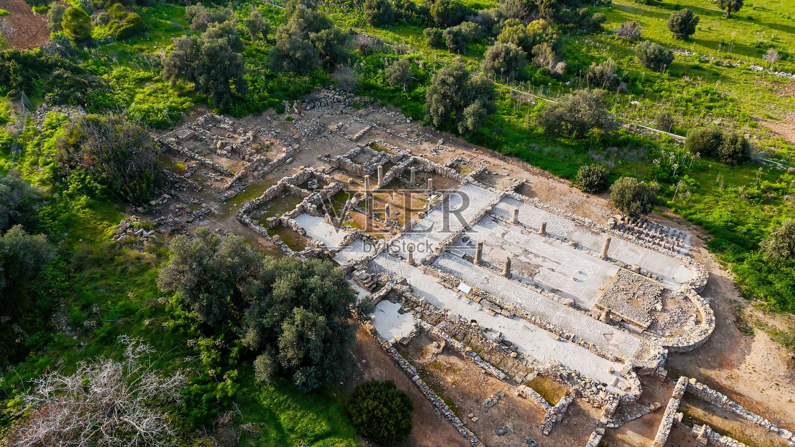 北塞浦路斯阿依亚·特里亚斯大教堂遗址的鸟瞰图,古代拜占庭教堂遗迹,拥有马赛克地板和石柱,周围环绕着绿色景观,历史考古遗址。照片摄影图片