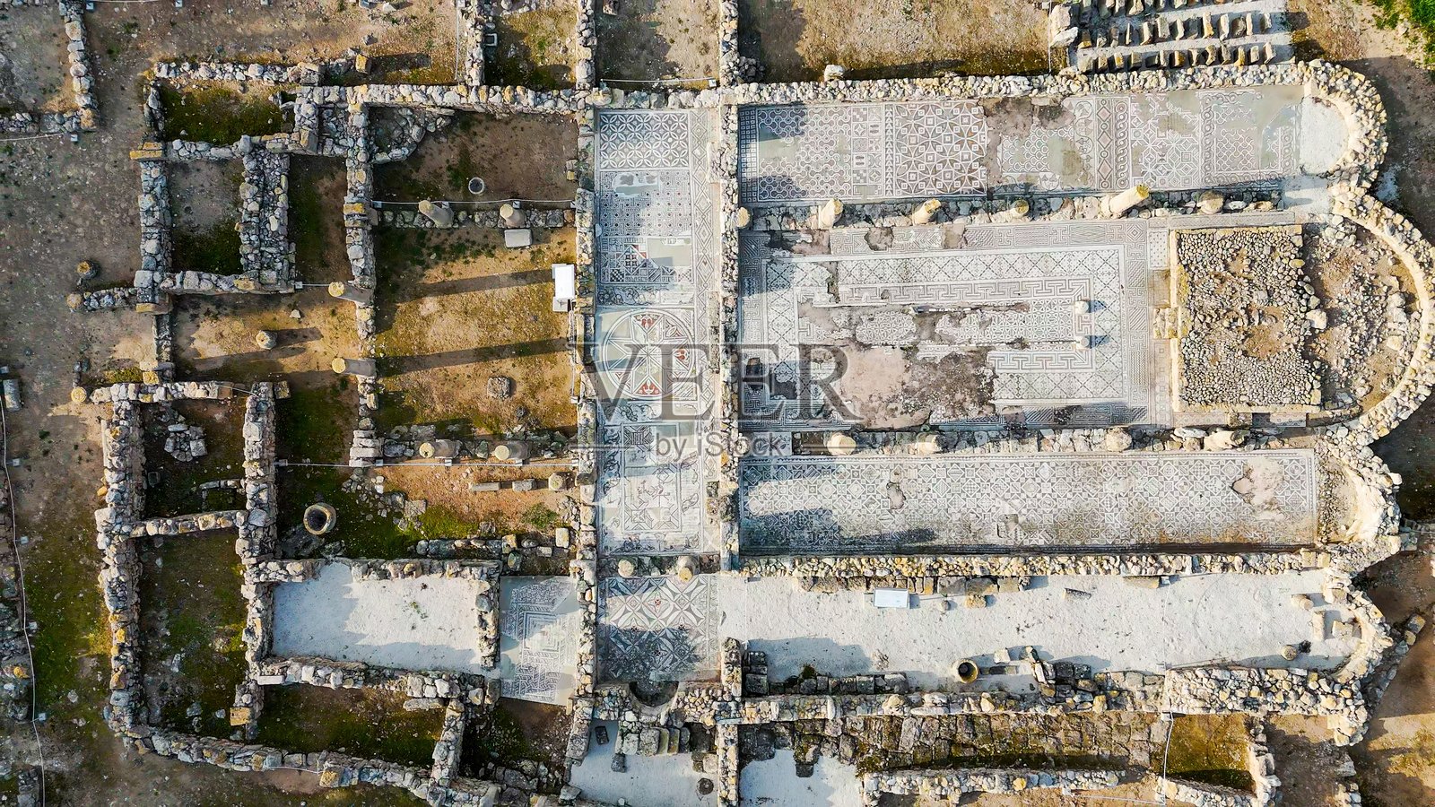 北塞浦路斯阿依亚·特里亚斯大教堂遗址的鸟瞰图,古老的拜占庭教堂遗迹,拥有马赛克地板和石柱,周围环绕着绿色的自然景观,历史考古遗址。照片摄影图片