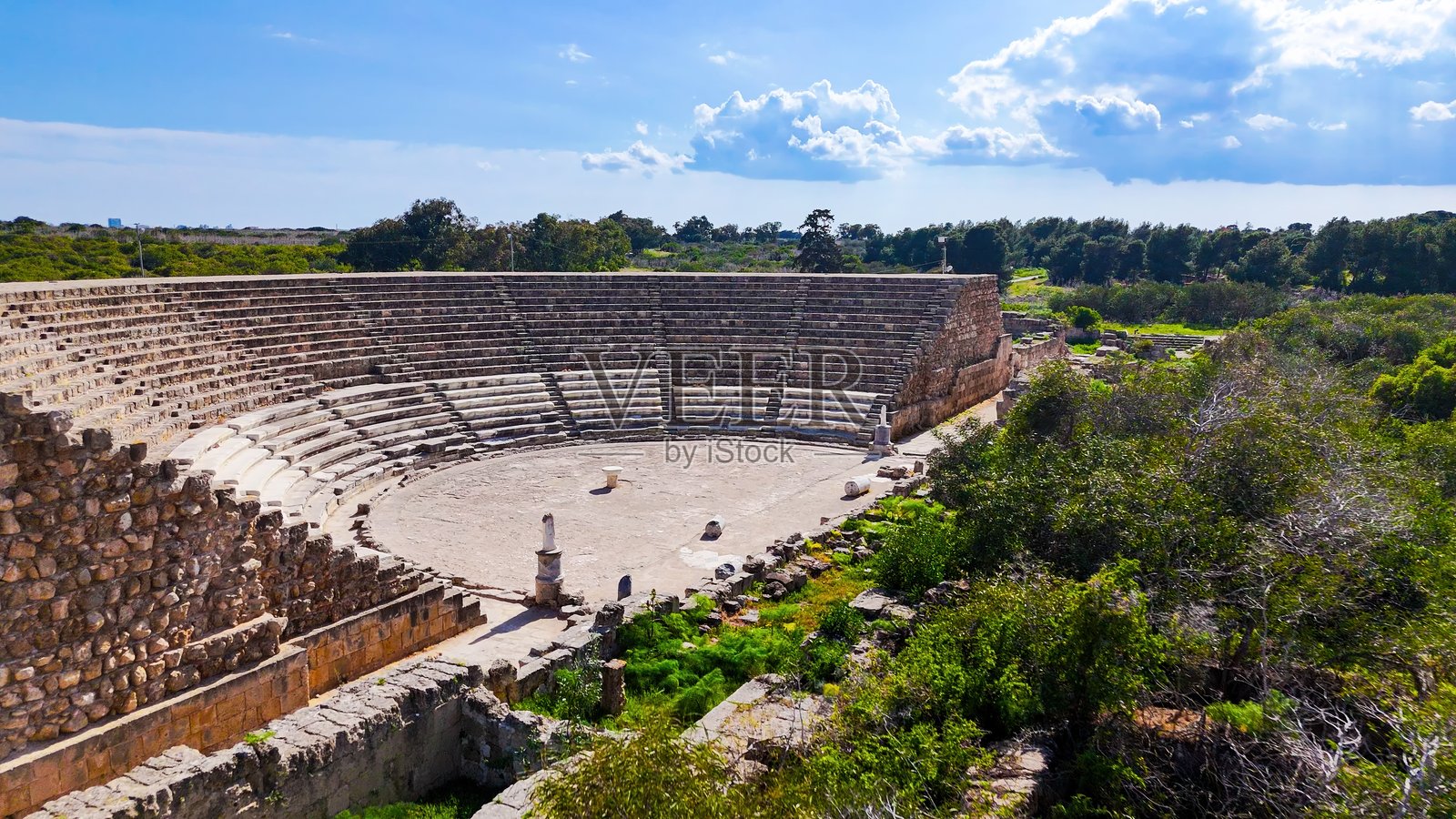北塞浦路斯法马古斯塔古老的萨拉米斯遗址的鸟瞰图,希腊罗马考古遗址,拥有大理石柱、圆形剧场和体育馆遗迹,历史悠久的海滨城市,背景是地中海。照片摄影图片