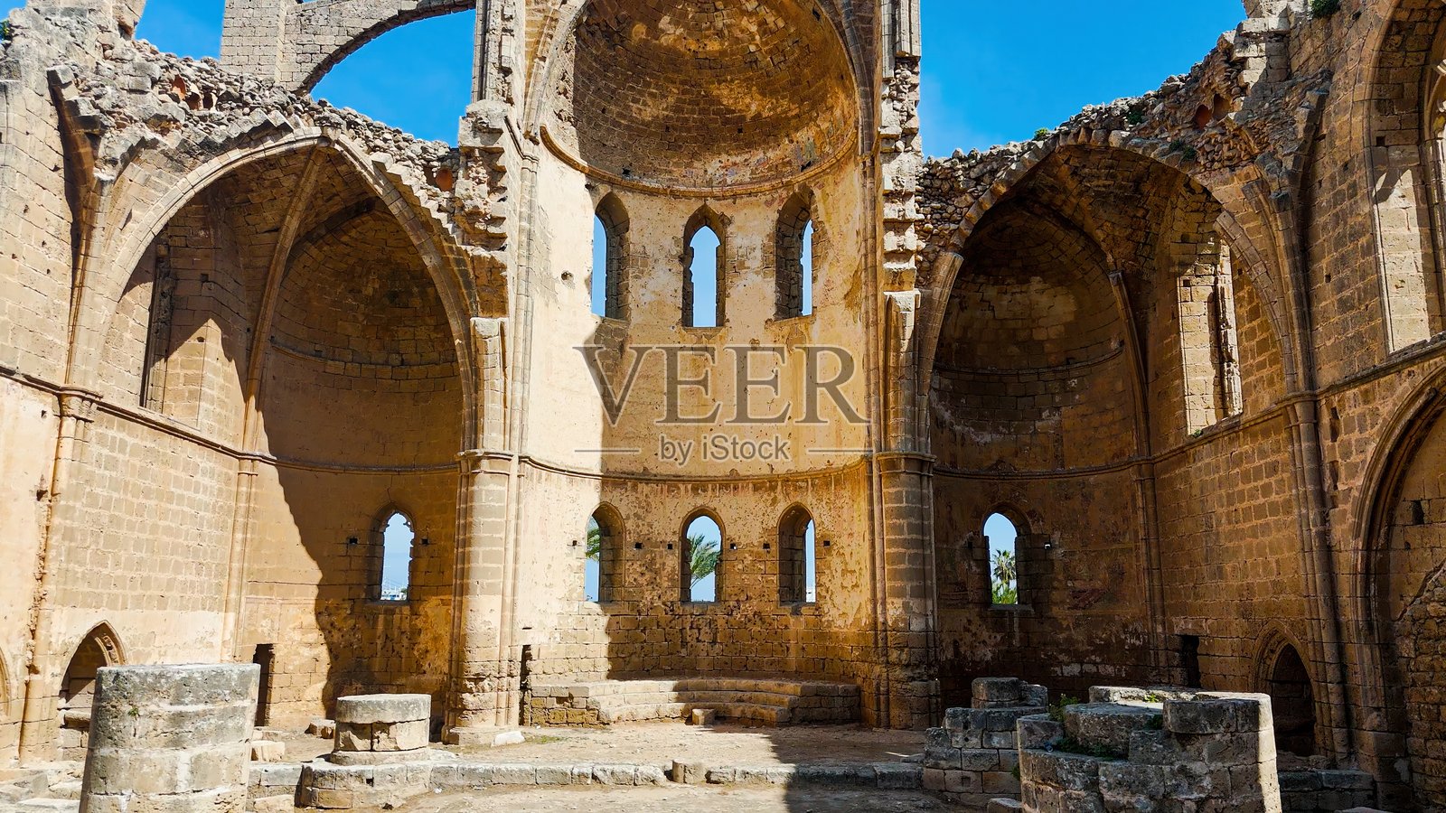 法马古斯塔的希腊圣乔治教堂遗址的鸟瞰图,中世纪哥特式建筑,带有尖拱窗和破碎的石墙,老城区的历史拜占庭地标,废弃且部分毁坏的建筑。照片摄影图片