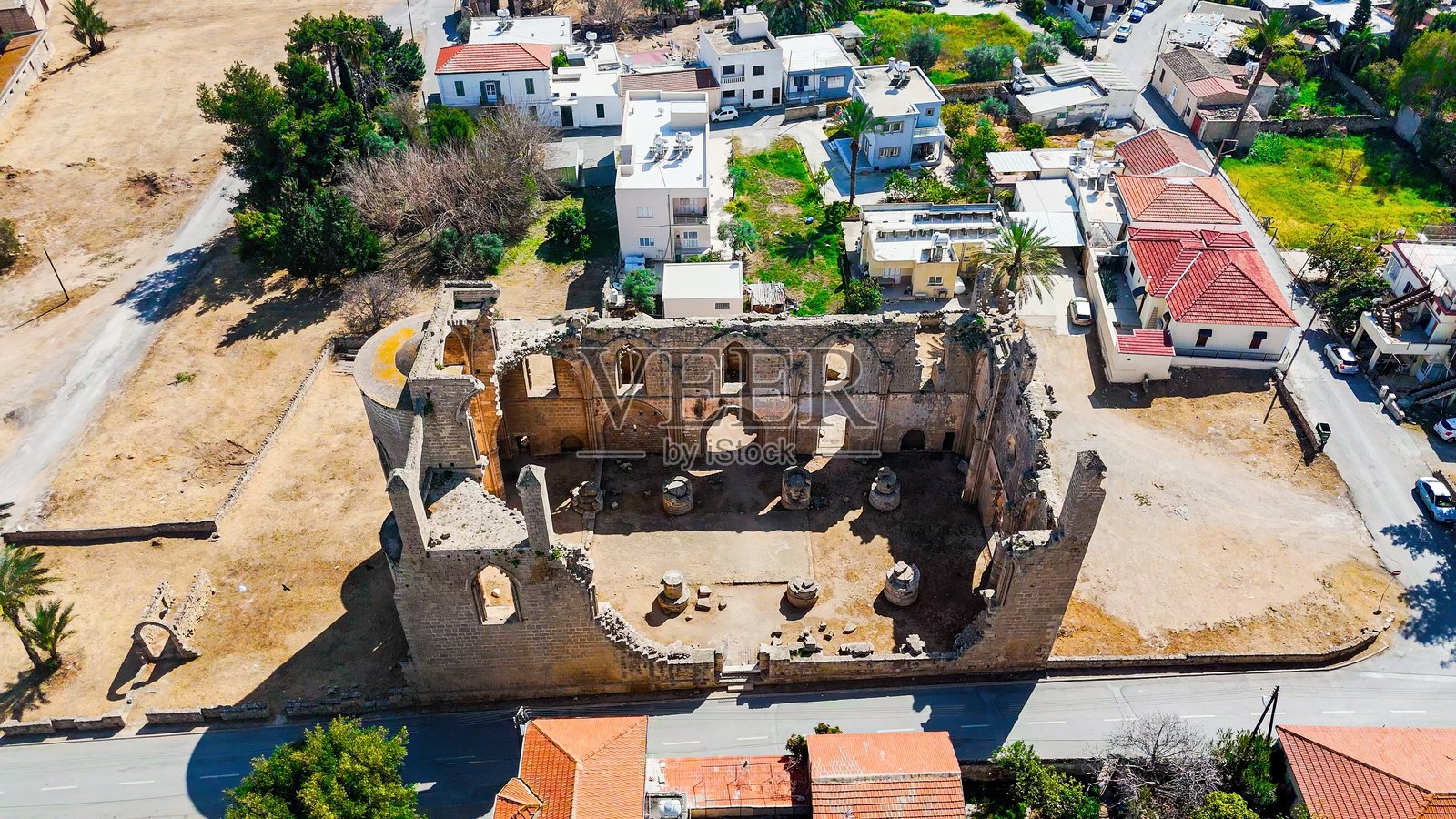 法马古斯塔的希腊圣乔治教堂遗址的鸟瞰图,中世纪哥特式建筑,带有尖拱窗和破碎的石墙,老城区的历史拜占庭地标,废弃且部分毁坏的建筑。照片摄影图片