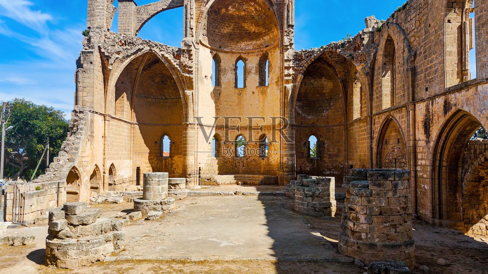 法马古斯塔的希腊圣乔治教堂遗址的鸟瞰图,中世纪哥特式建筑,带有尖拱窗和破碎的石墙,老城区的历史拜占庭地标,废弃且部分毁坏的建筑。照片摄影图片